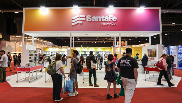 Stand de Santa Fe en la Feria del Libro de Buenos Aires con libros y producción editorial provincial