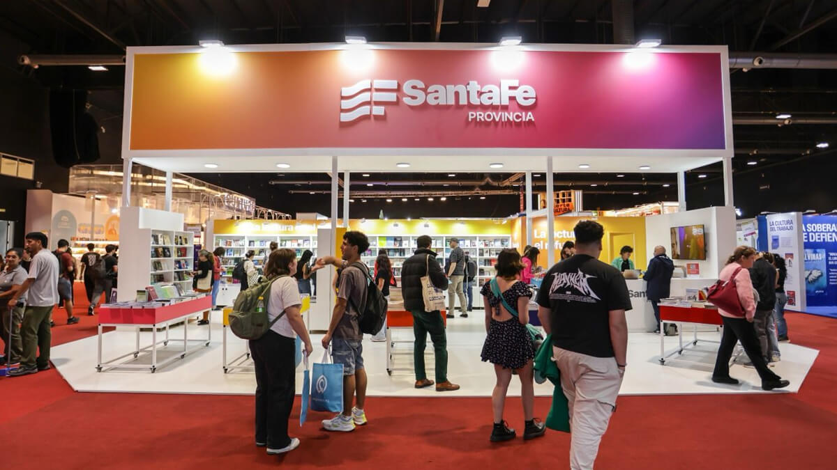Stand de Santa Fe en la Feria del Libro de Buenos Aires con libros y producción editorial provincial