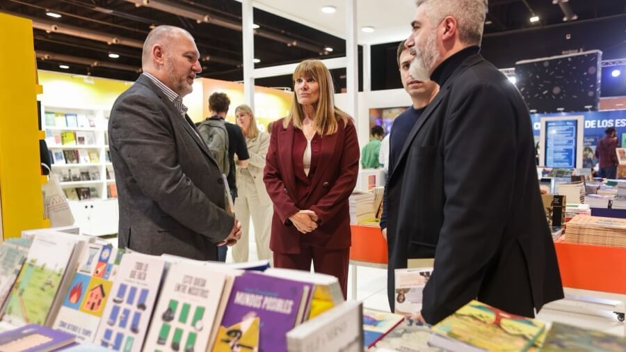 Ministra Susana Rueda recorriendo el stand de Santa Fe en la Feria Internacional del Libro