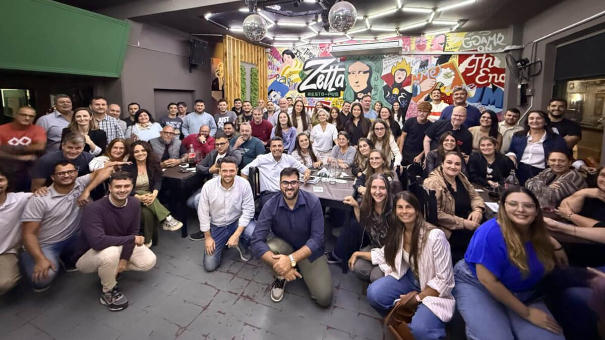 Participantes del taller de planificación por el 150 aniversario de Avellaneda reunidos en encuentro del sector comercial y turístico