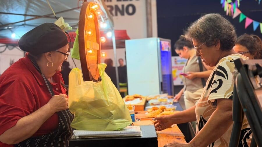 Persona comprando empanadas de pescado en feria