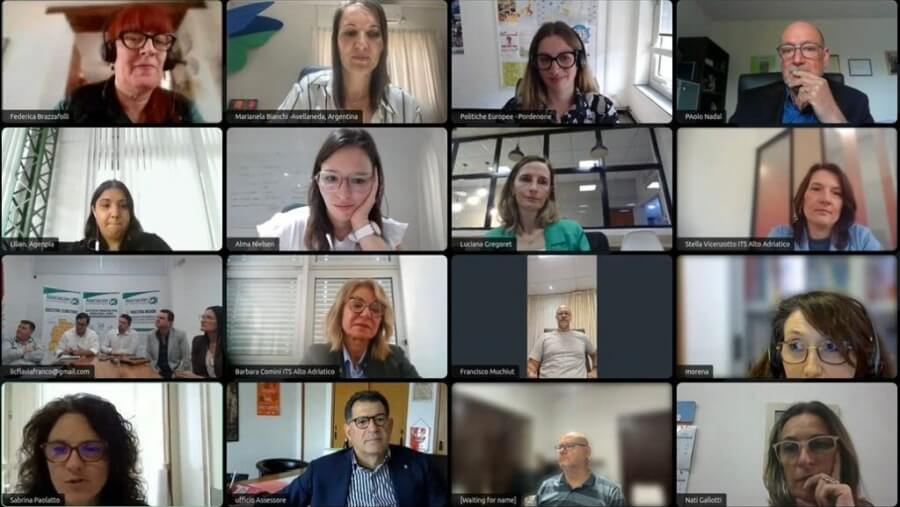 Pantalla con autoridades conectadas por videollamada en el lanzamiento del programa internacional de cooperación con Italia