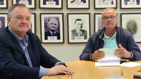 Senador Felipe Michlig junto al presidente comunal José Luis Sánchez en Villa Trinidad durante reunión institucional y entrega de aporte