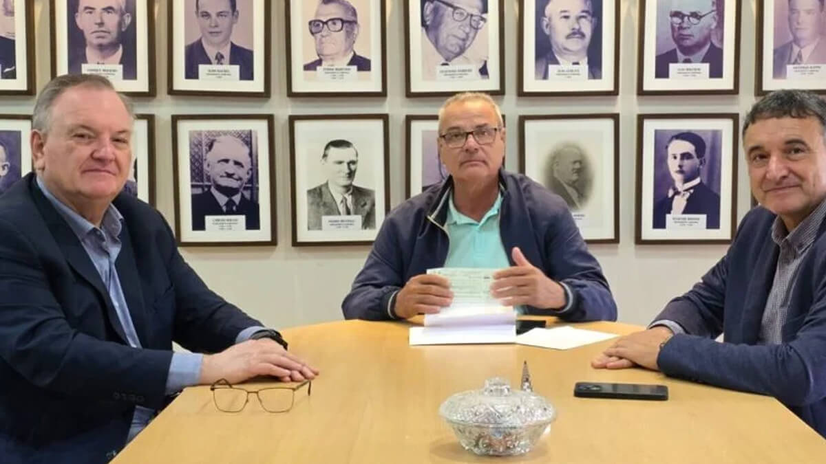 Senador Felipe Michlig junto al presidente comunal José Luis Sánchez en Villa Trinidad durante reunión institucional y entrega de aporte