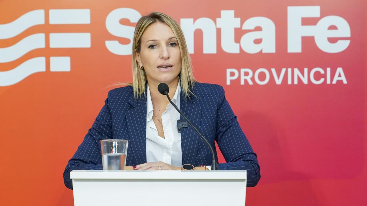 Virginia Coudannes conferencia de prensa Casa de Gobierno Santa Fe medidas impuestos vacunación subasta