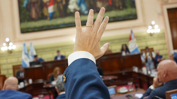 mano de legislador votando ley de municipios santa fe legislatura