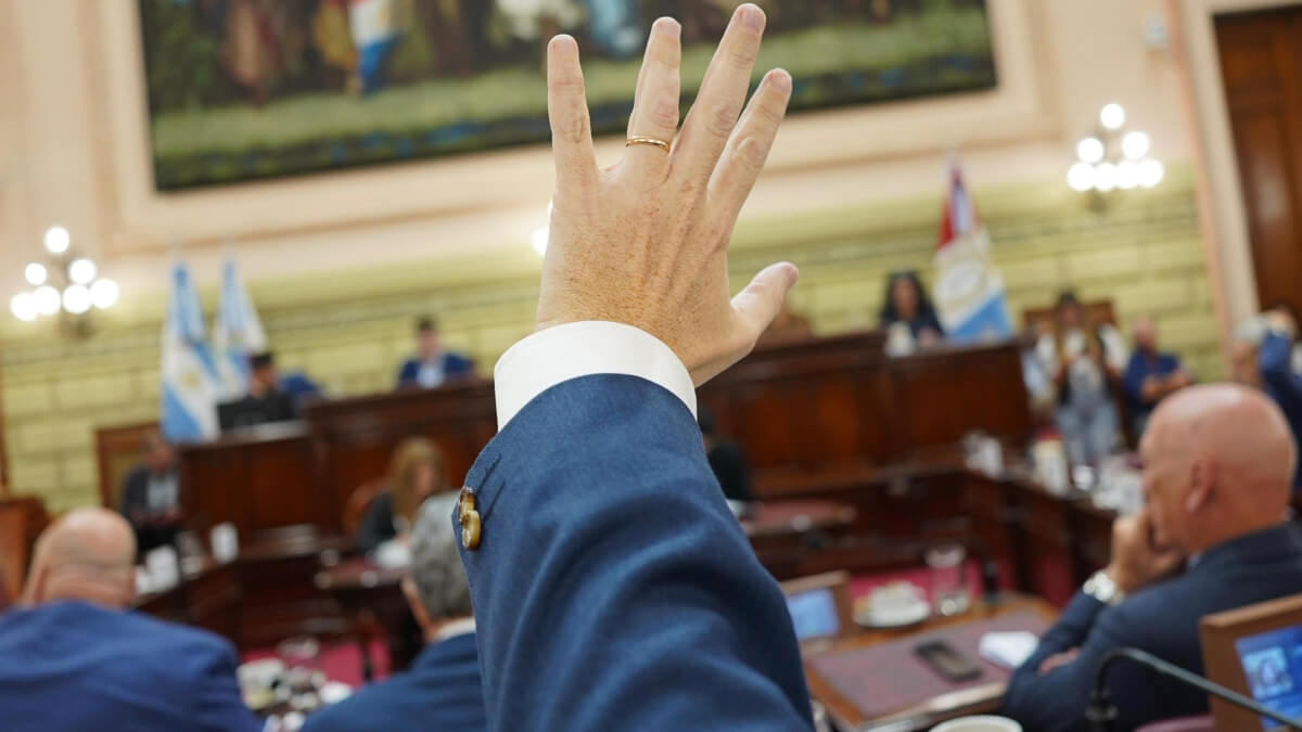 mano de legislador votando ley de municipios santa fe legislatura