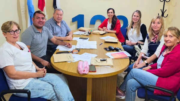 Walter Sanchez entrega aportes FAE a escuelas de Las Garzas junto a directivos educativos