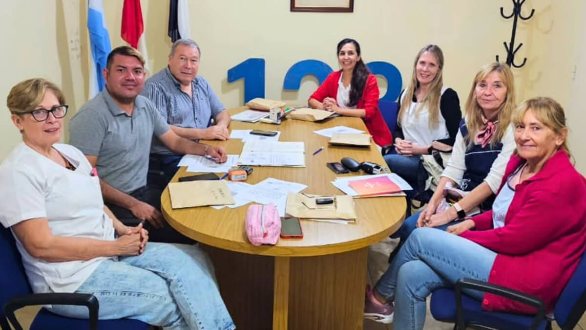 Walter Sanchez entrega aportes FAE a escuelas de Las Garzas junto a directivos educativos