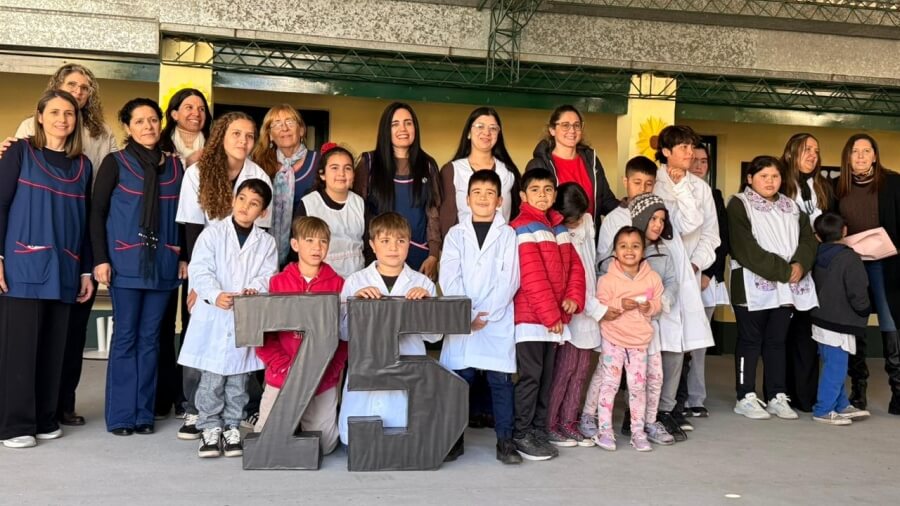 Alumnos y docentes durante el acto por los 75 años de la Escuela Vuelta de Obligado