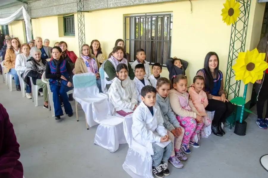 Alumnos participando del acto aniversario de la Escuela 883