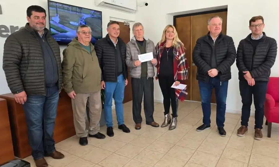 Entrega de aportes al Club Atlético Ceres Unión para compra de elementos deportivos