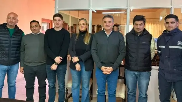 Autoridades y representantes de empresas durante la apertura de sobres para obras energéticas en La Rubia