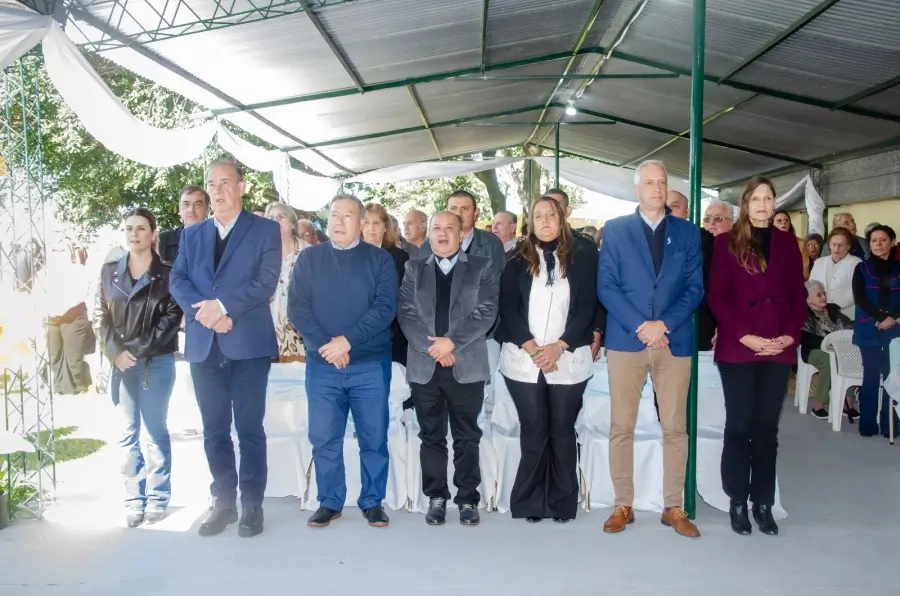 Autoridades y público presentes en el acto aniversario de la Escuela 883