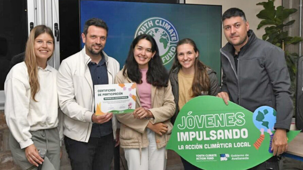 Intendente Braidot junto a participantes de la edición anterior del programa.