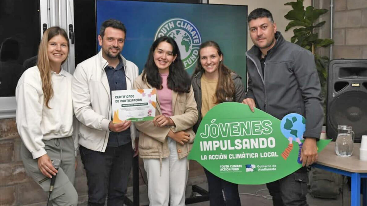 Intendente Braidot junto a participantes de la edición anterior del programa.