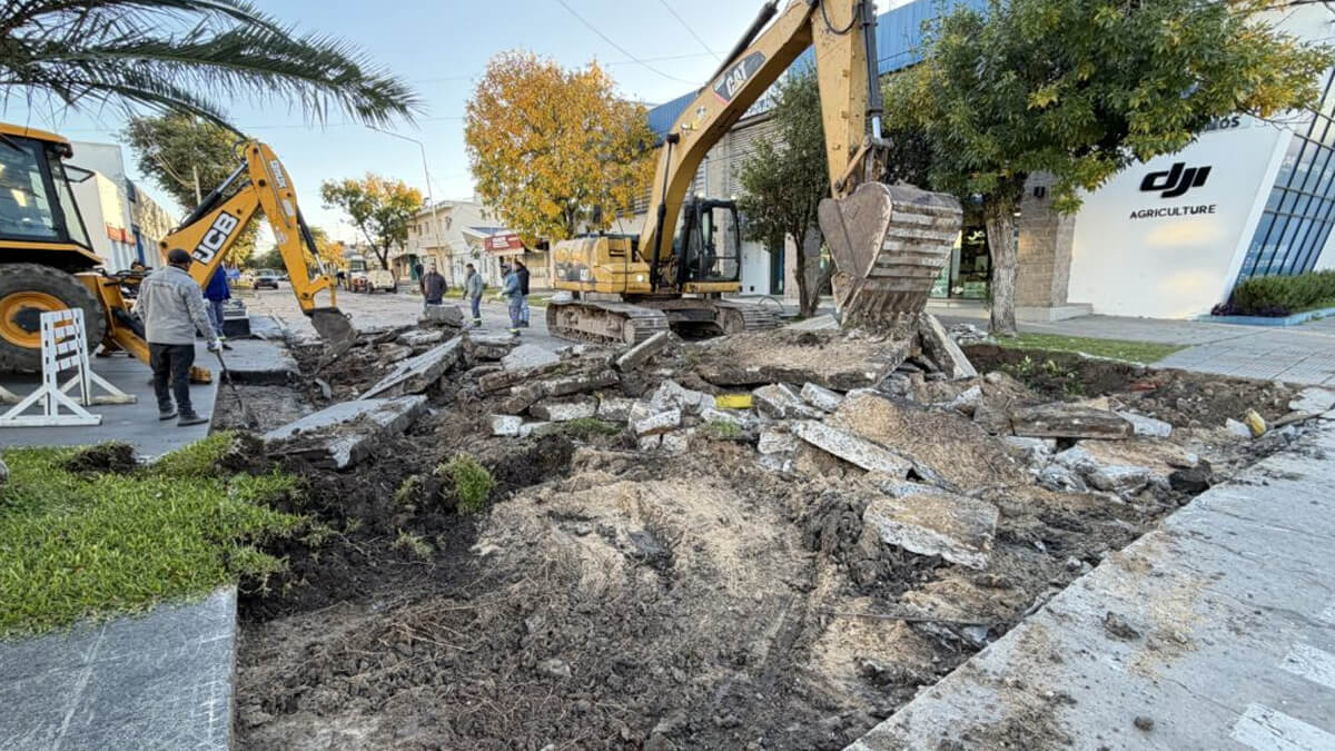 Trabajos de bacheo sobre Calle 18 en Avellaneda