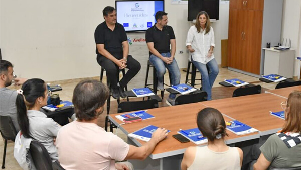 Intendente Gonzalo Braidot dando la bienvenida a emprendedores en Avellaneda