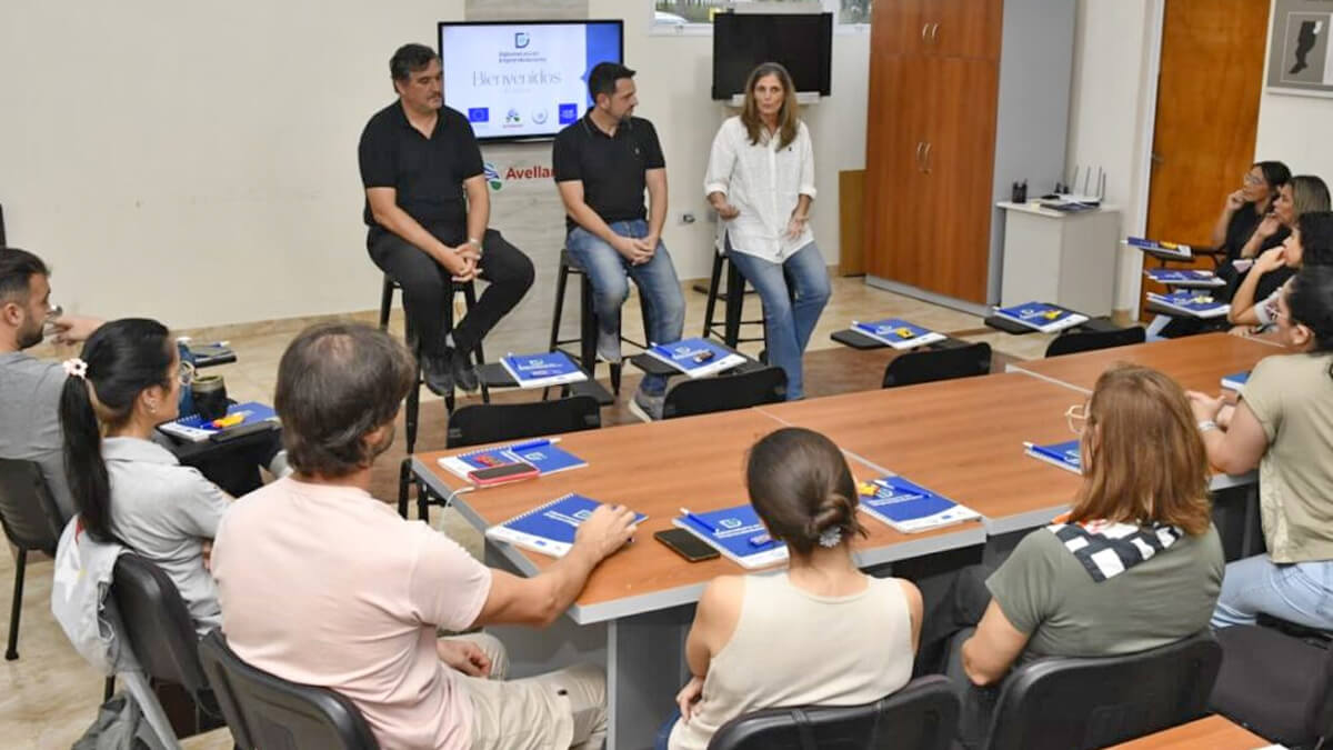 Intendente Gonzalo Braidot dando la bienvenida a emprendedores en Avellaneda