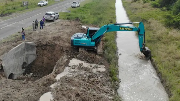 Realización de canal de desagües en obras de prevención hídrica en Santa Fe