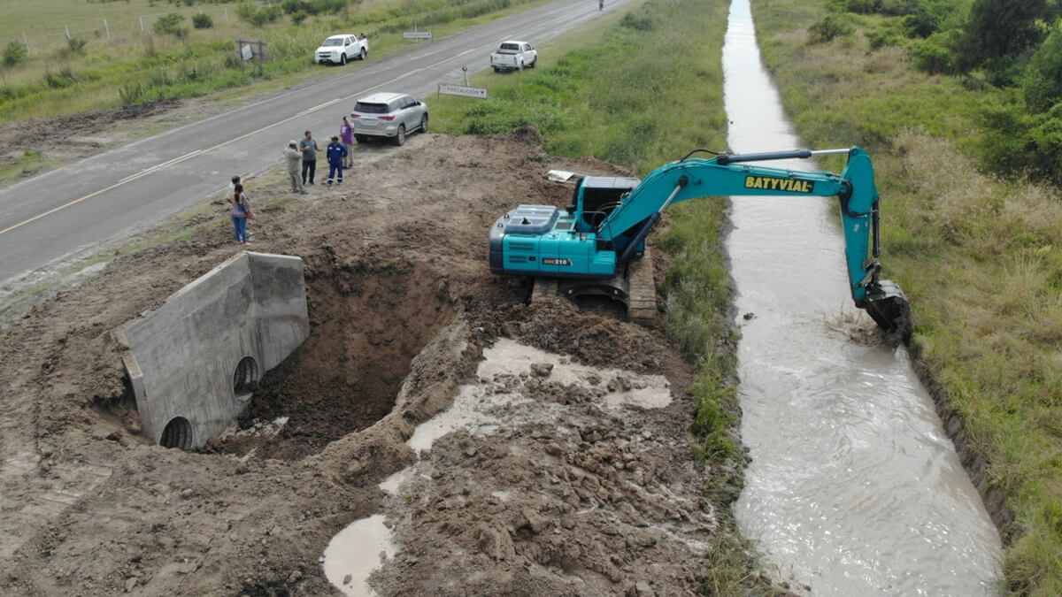Realización de canal de desagües en obras de prevención hídrica en Santa Fe