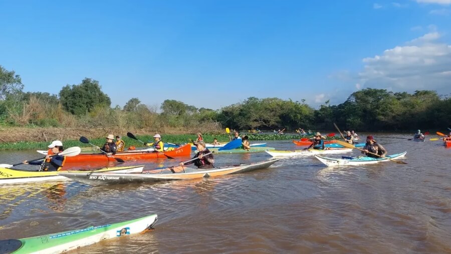 Kayaks recorriendo los humedales del Sitio Ramsar Jaaukanigás en una edición anterior