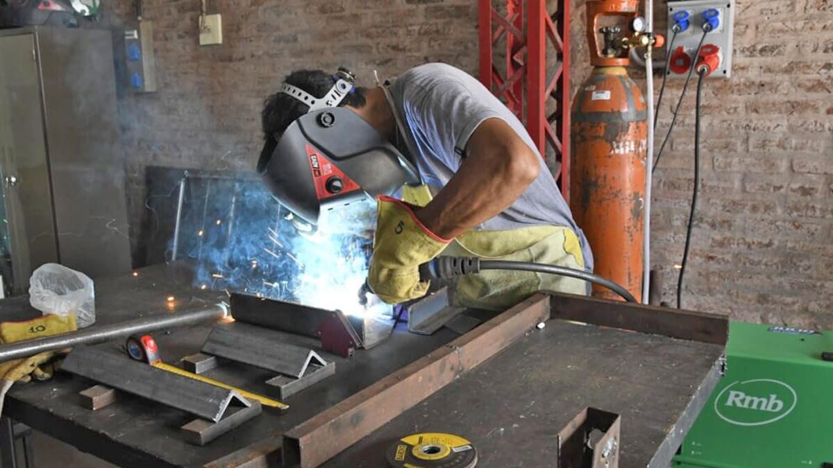 Persona capacitándose en soldadura en el Centro de Oficios de Avellaneda