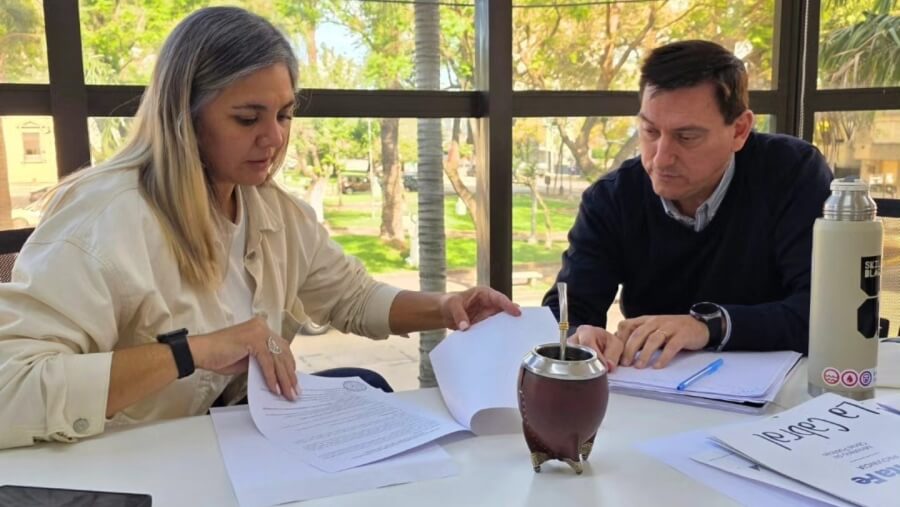 Carla Maurencig junto a Abel Siebenhaar durante una reunión por saneamiento en La Sarita