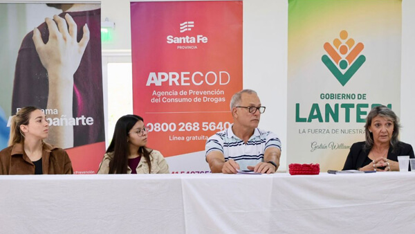 Mesa principal de disertantes durante la charla sobre consumos problemáticos en Lanteri