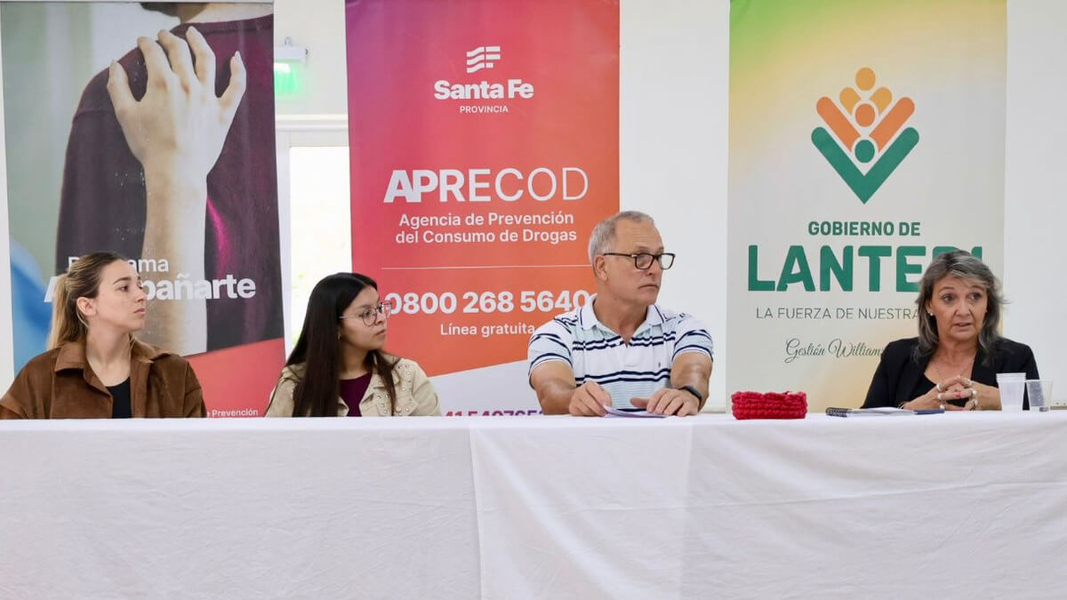Mesa principal de disertantes durante la charla sobre consumos problemáticos en Lanteri