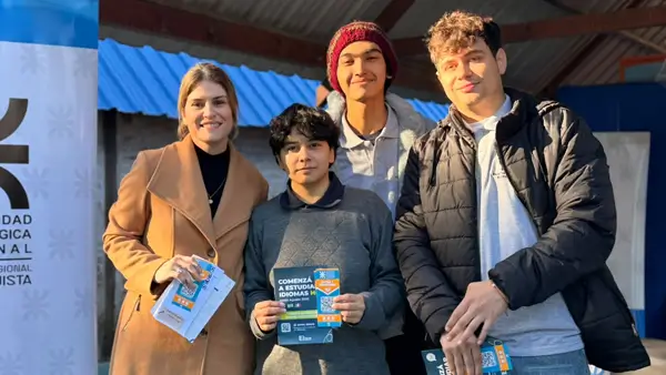 Descubrimiento de la placa recordatoria por los 75 años de la Escuela 883