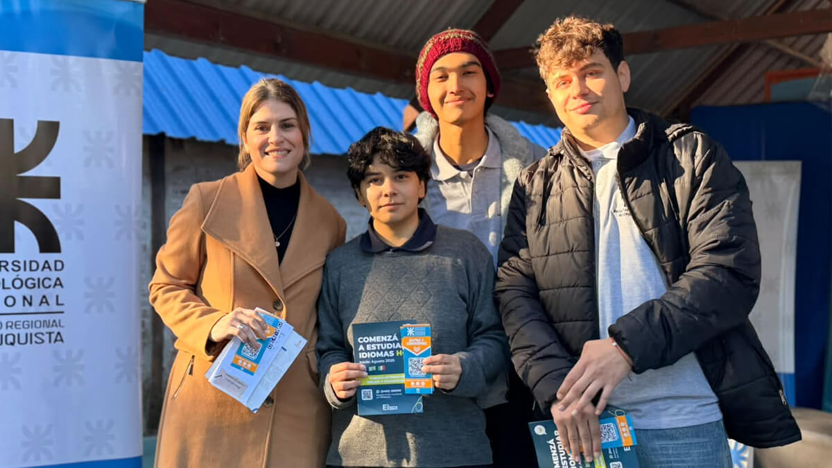 Charo Mancini junto a estudiantes durante la Feria Regional de las Carreras en Reconquista