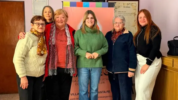 Charo Mancini junto a integrantes de LALCEC Villa Ocampo durante una reunión institucional