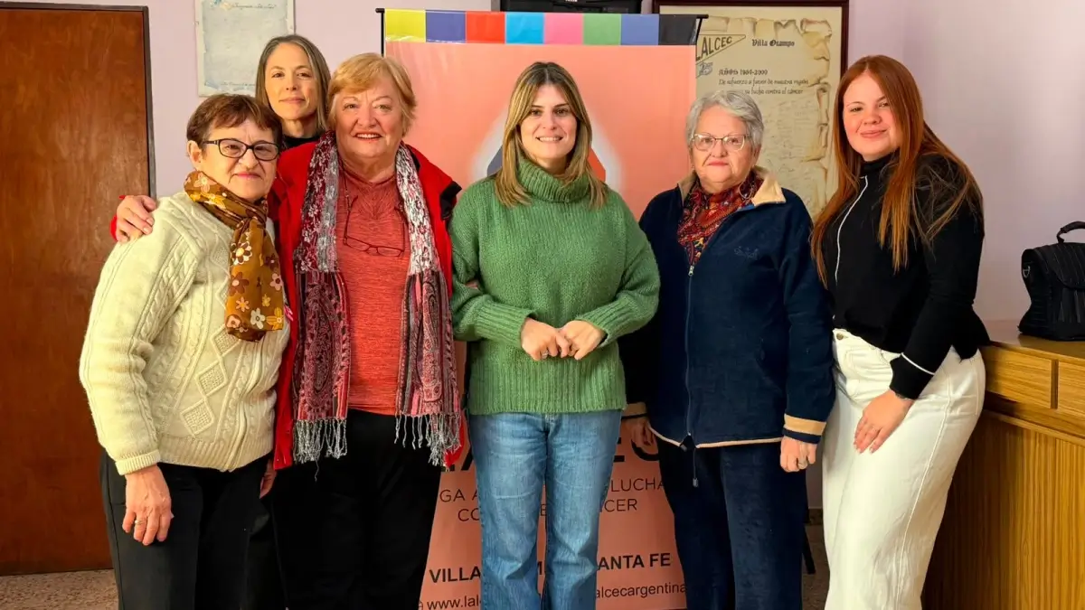 Charo Mancini junto a integrantes de LALCEC Villa Ocampo durante una reunión institucional