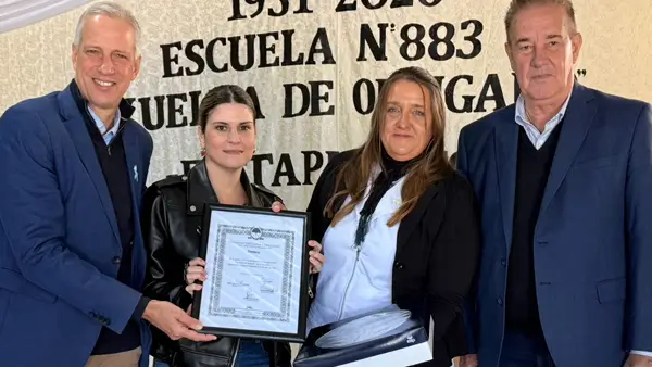 Charo Mancini, Orfilio Marcón y Dionisio Scarpín entregaron la Declaración de Interés en el aniversario de la Escuela 883