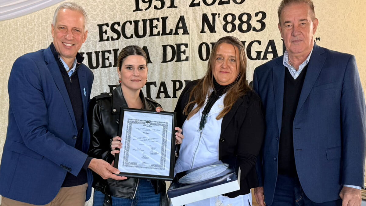 Charo Mancini, Orfilio Marcón y Dionisio Scarpín entregaron la Declaración de Interés en el aniversario de la Escuela 883