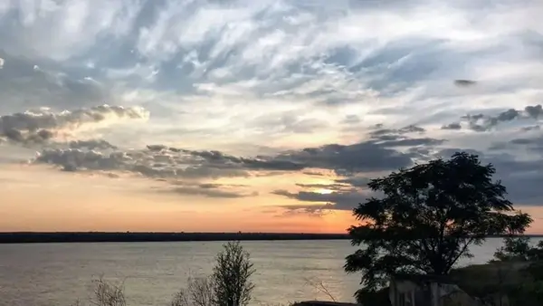 Paisaje con cielo parcialmente nublado durante el fin de semana largo