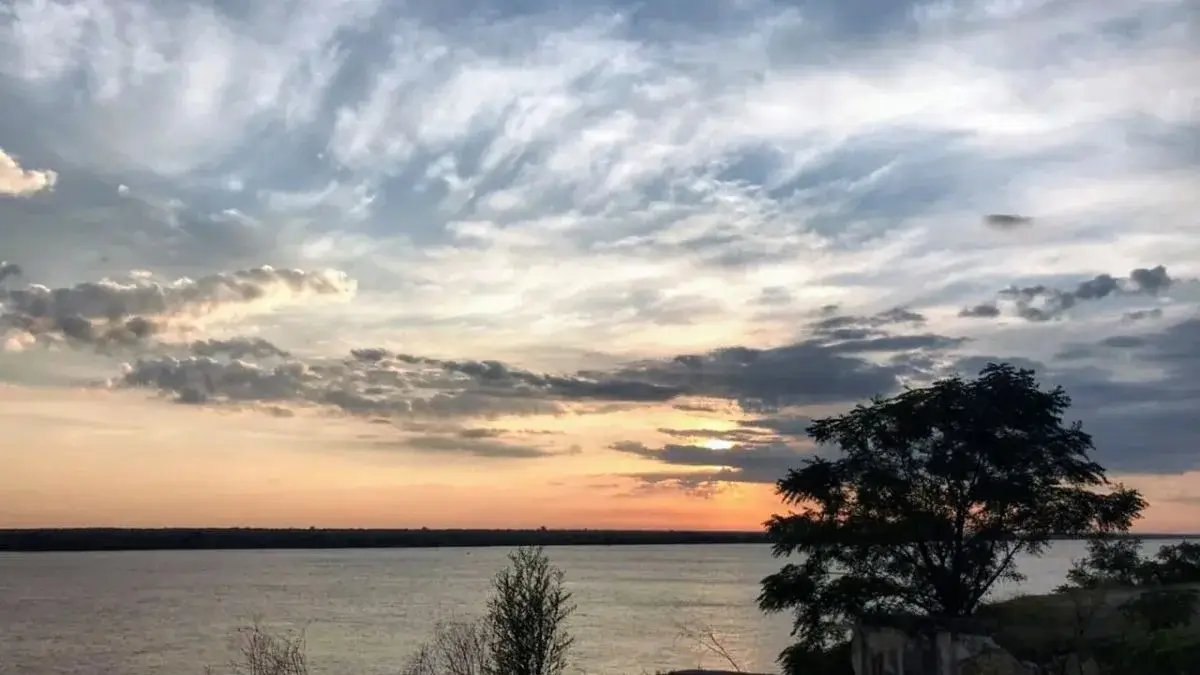 Paisaje con cielo parcialmente nublado durante el fin de semana largo