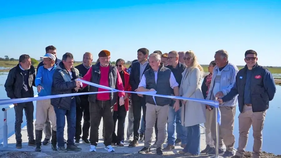 Corte de cintas del nuevo puente El Cántaro inaugurado por Pullaro