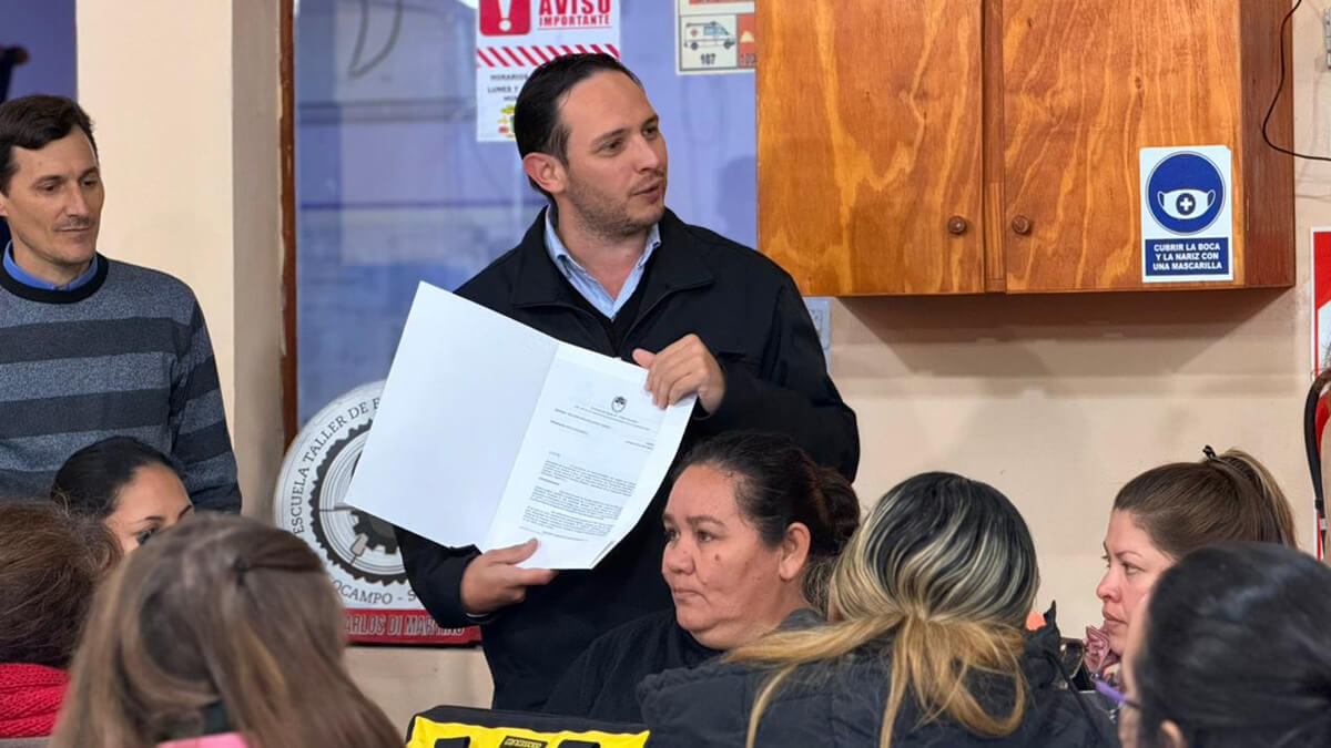Cristian Marega entrega la resolución ministerial al Taller Manual de Villa Ocampo