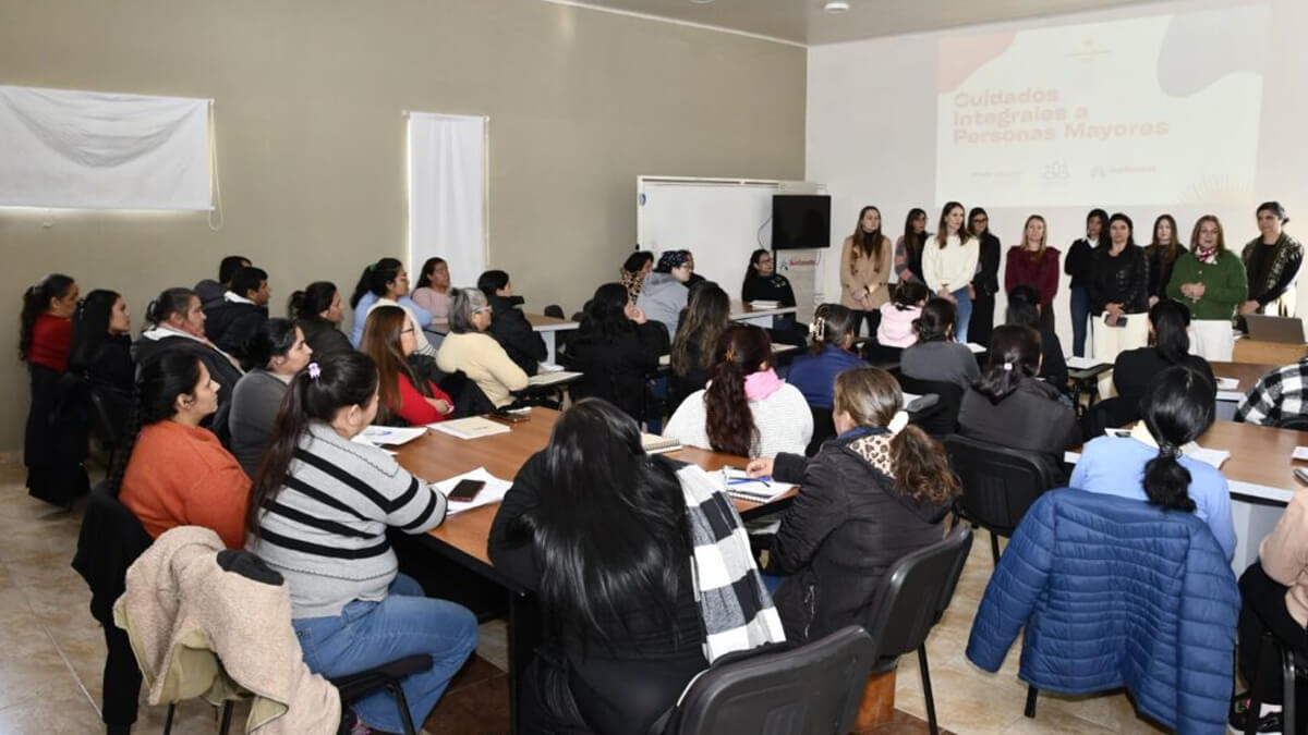 Primera jornada del curso de cuidados integrales para personas mayores en Avellaneda