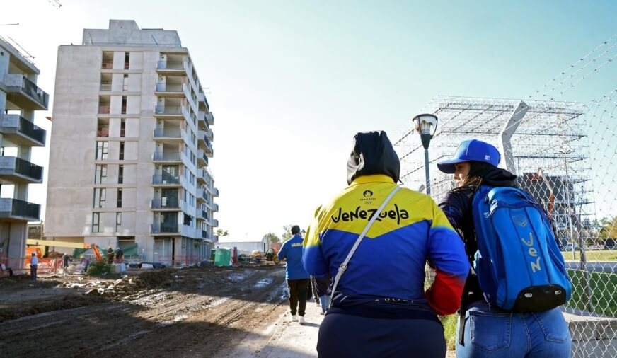 Delegaciones internacionales recorriendo obras de los Juegos Suramericanos 2026 en Rosario
