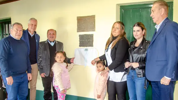 Descubrimiento de la placa recordatoria por los 75 años de la Escuela 883
