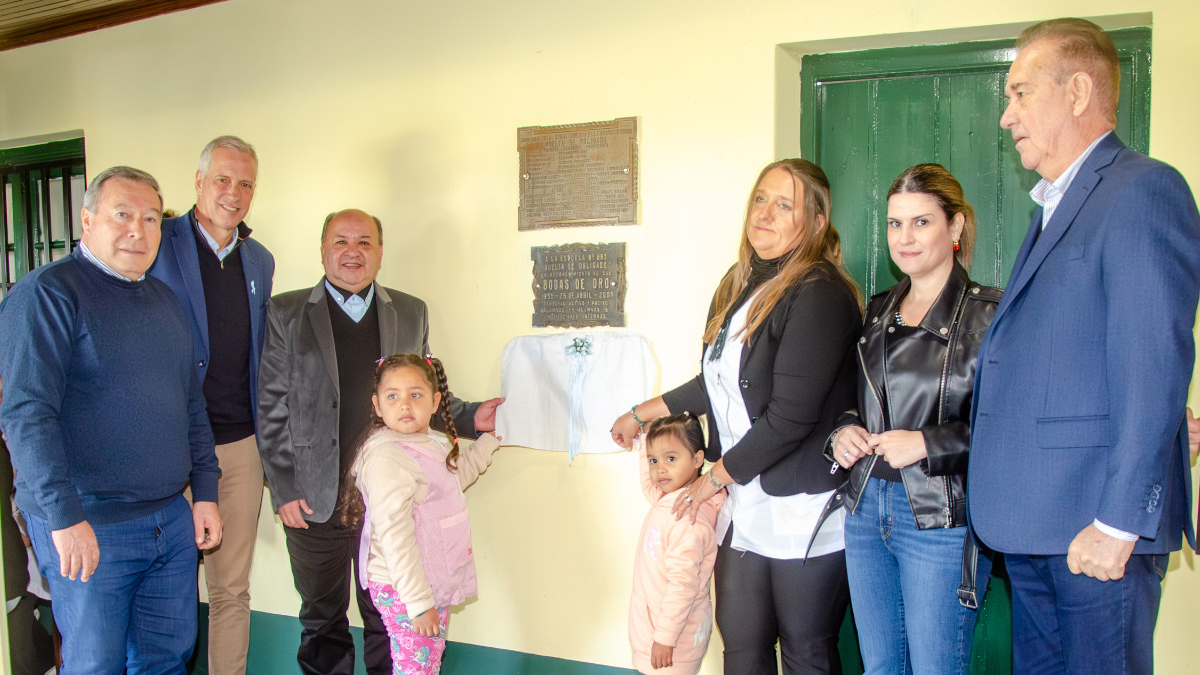 Descubrimiento de la placa recordatoria por los 75 años de la Escuela 883