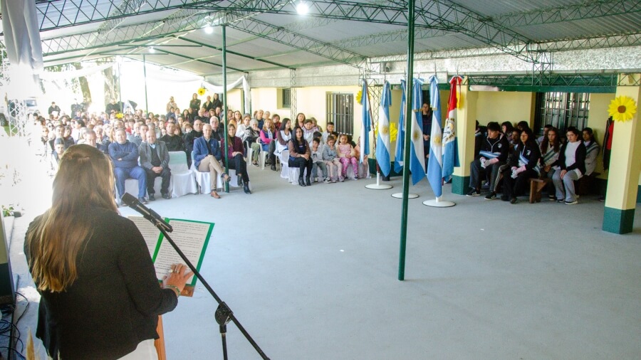 Directora de la Escuela 883 brindando su discurso durante el acto