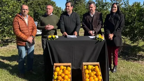 Autoridades de la ADR y productores durante la entrega de créditos en Malabrigo