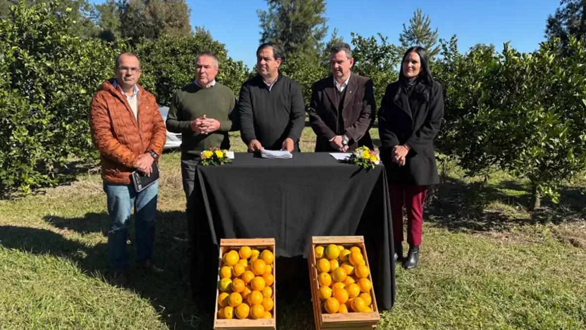 Autoridades de la ADR y productores durante la entrega de créditos en Malabrigo