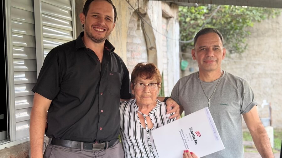 Una beneficiaria recibe su escritura de vivienda en Villa Ocampo