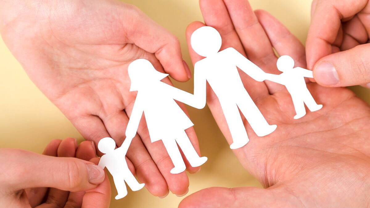 familia adoptiva padres hijos tomados de la mano adopcion santa fe