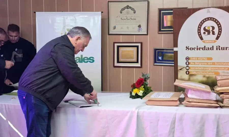 Felipe Michlig durante la apertura de sobres de la licitación de canales troncales en Sunchales